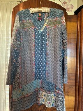 Johnny Was tunic. Beautiful colors
Great price!!